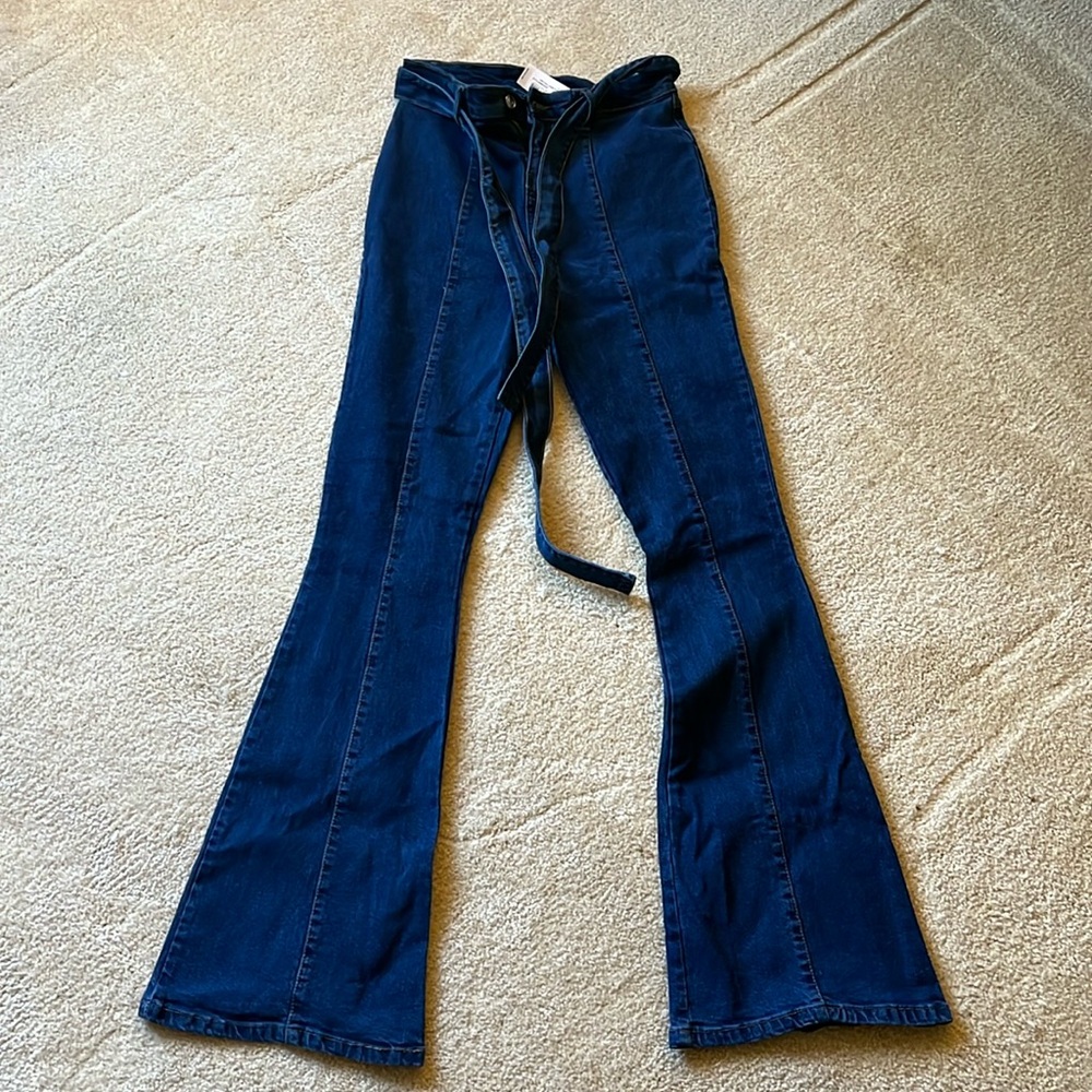 Flare jeans with belt